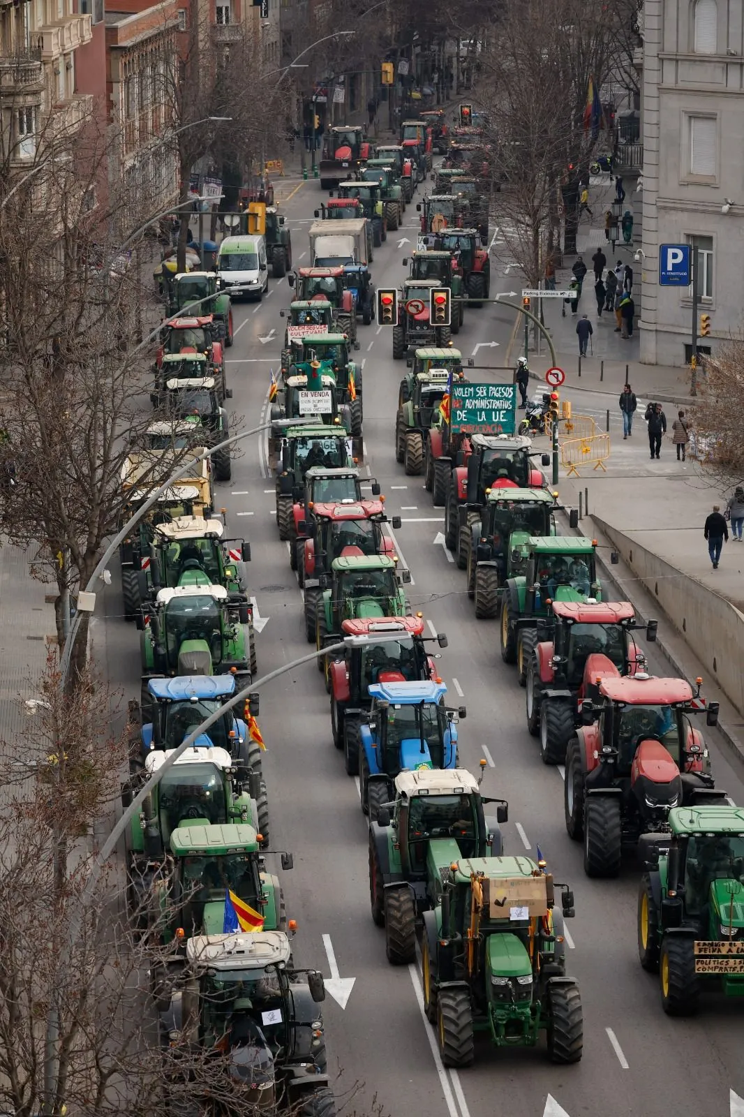 İspanya’da çiftçiler traktörleriyle yolları kapattı: ''Tüm Avrupa Birliği’nde dertlerimiz aynı'' 3