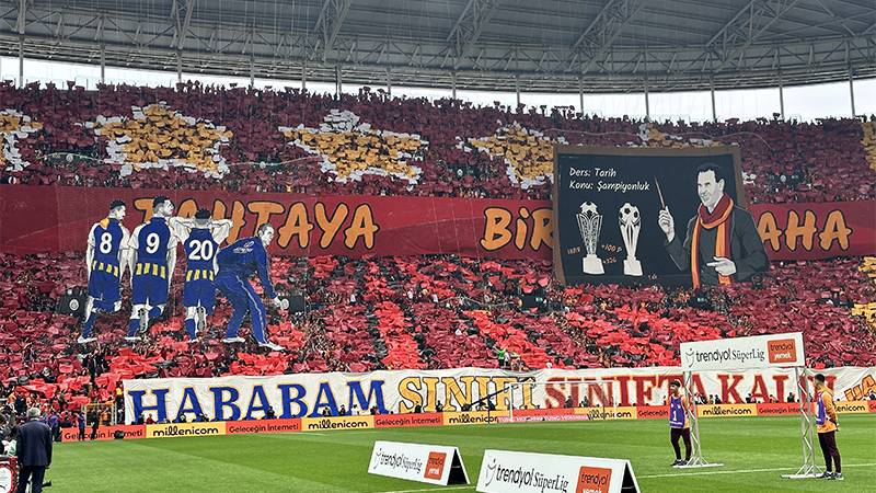 Galatasaraylı taraftardan derbi kareografisi 1