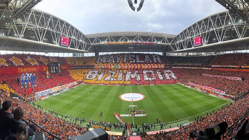 Galatasaraylı taraftardan derbi kareografisi 2