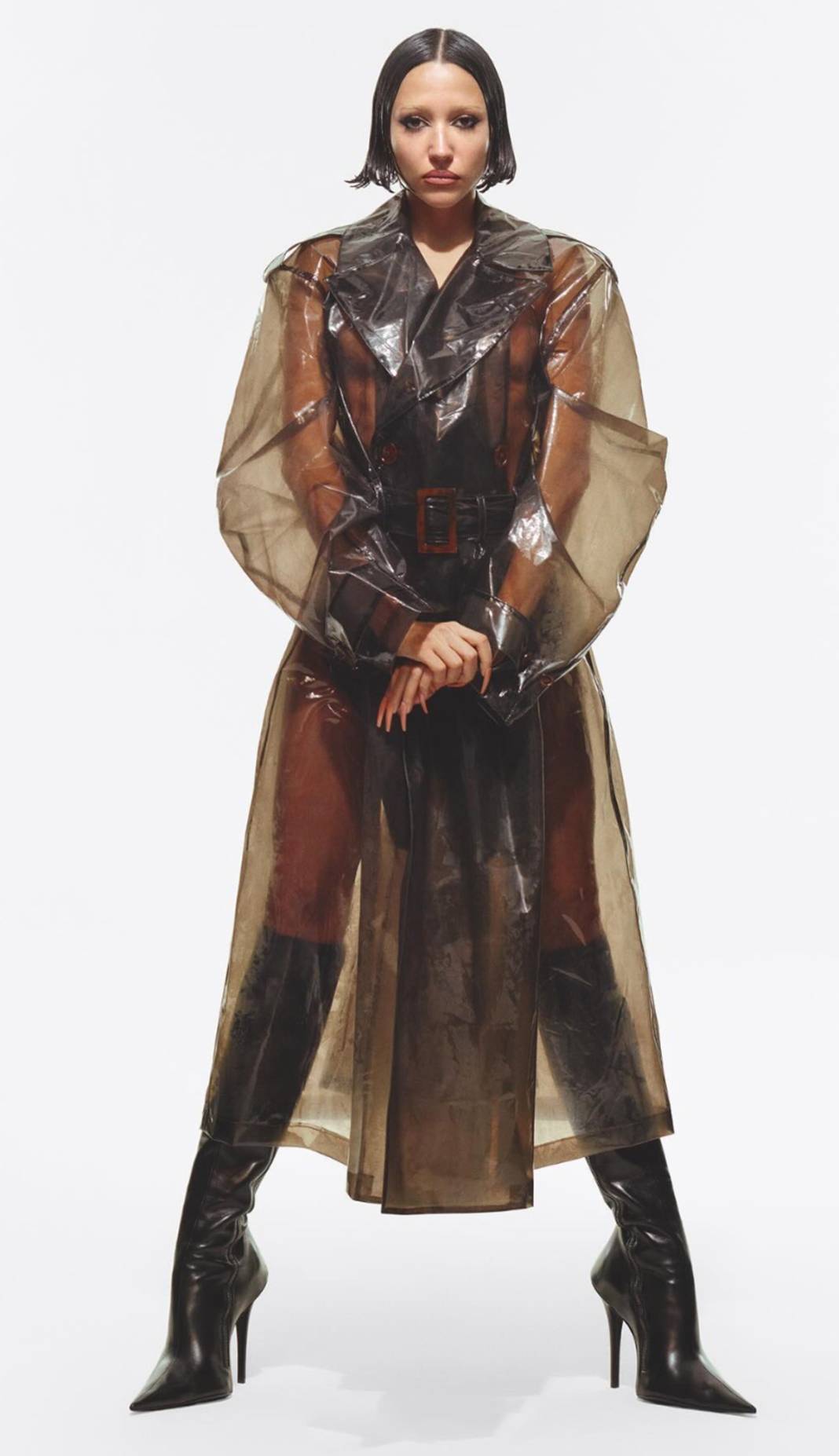 Zeynep Bastık'ın marka için verdiği tuhaf pozları gündemde! 4