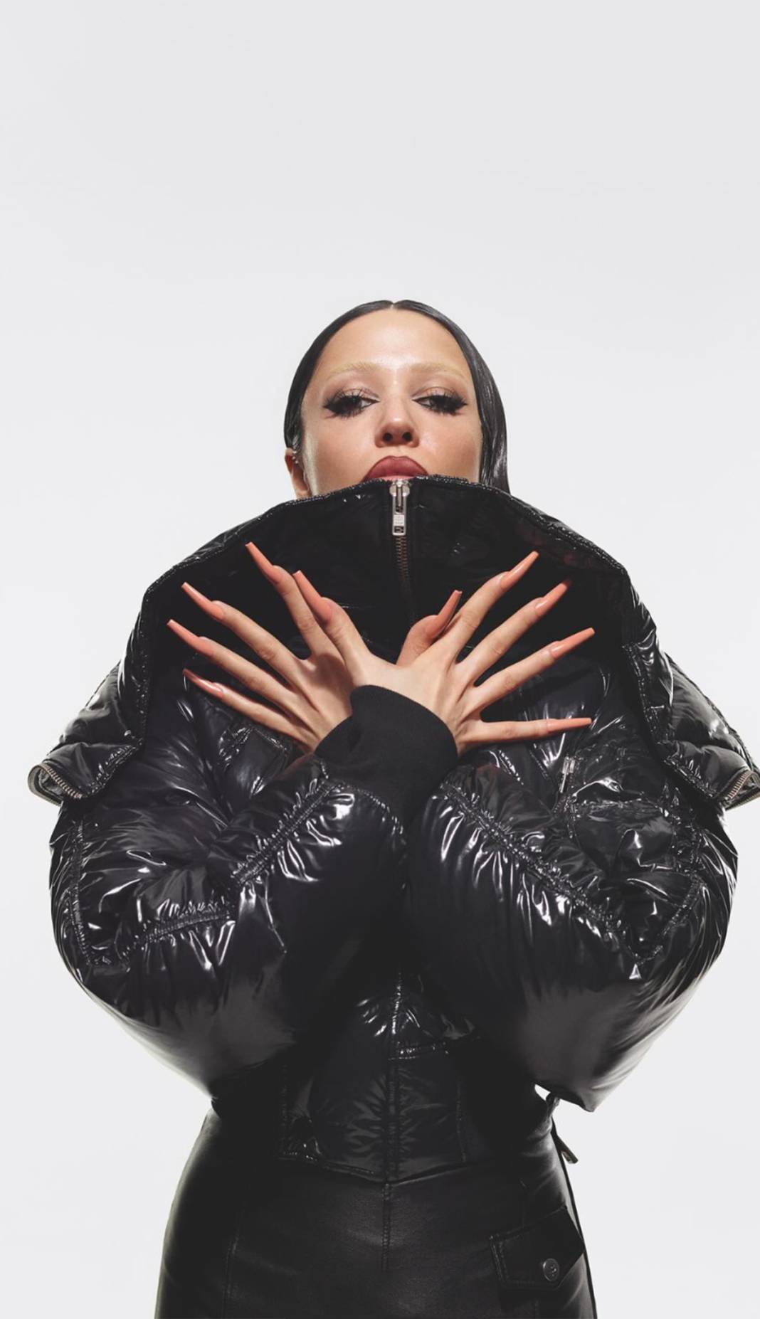 Zeynep Bastık'ın marka için verdiği tuhaf pozları gündemde! 5