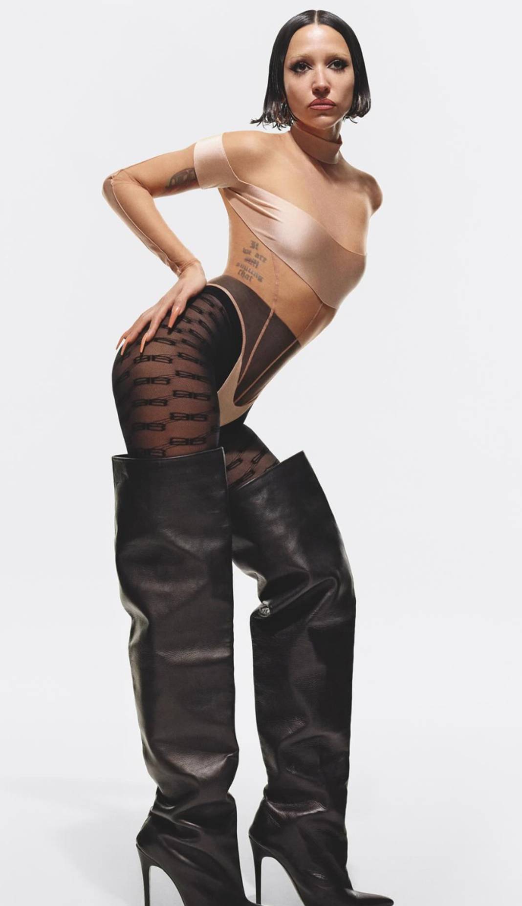 Zeynep Bastık'ın marka için verdiği tuhaf pozları gündemde! 6