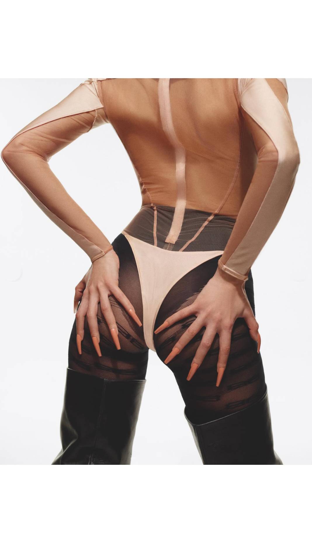 Zeynep Bastık'ın marka için verdiği tuhaf pozları gündemde! 3