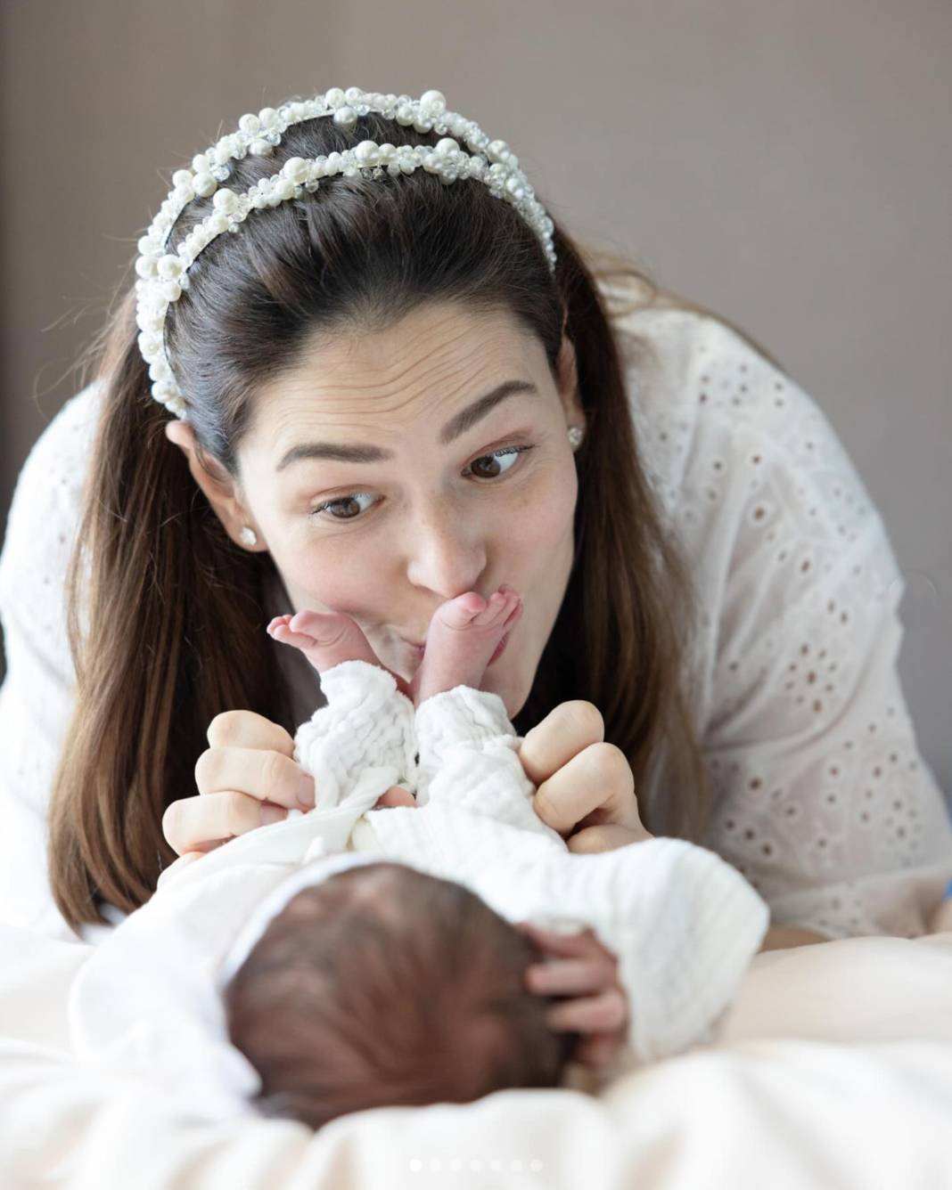 Berk Oktay ve Yıldız Çağrı Atiksoy, kızlarıyla ilk pozlarını paylaştı 5