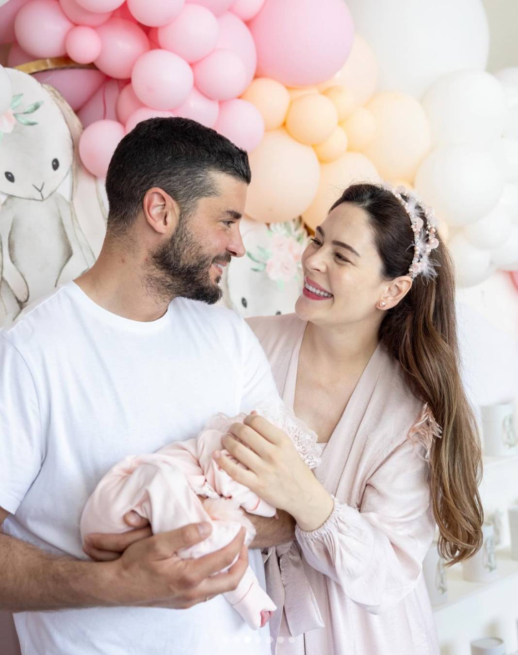 Berk Oktay ve Yıldız Çağrı Atiksoy, kızlarıyla ilk pozlarını paylaştı 4