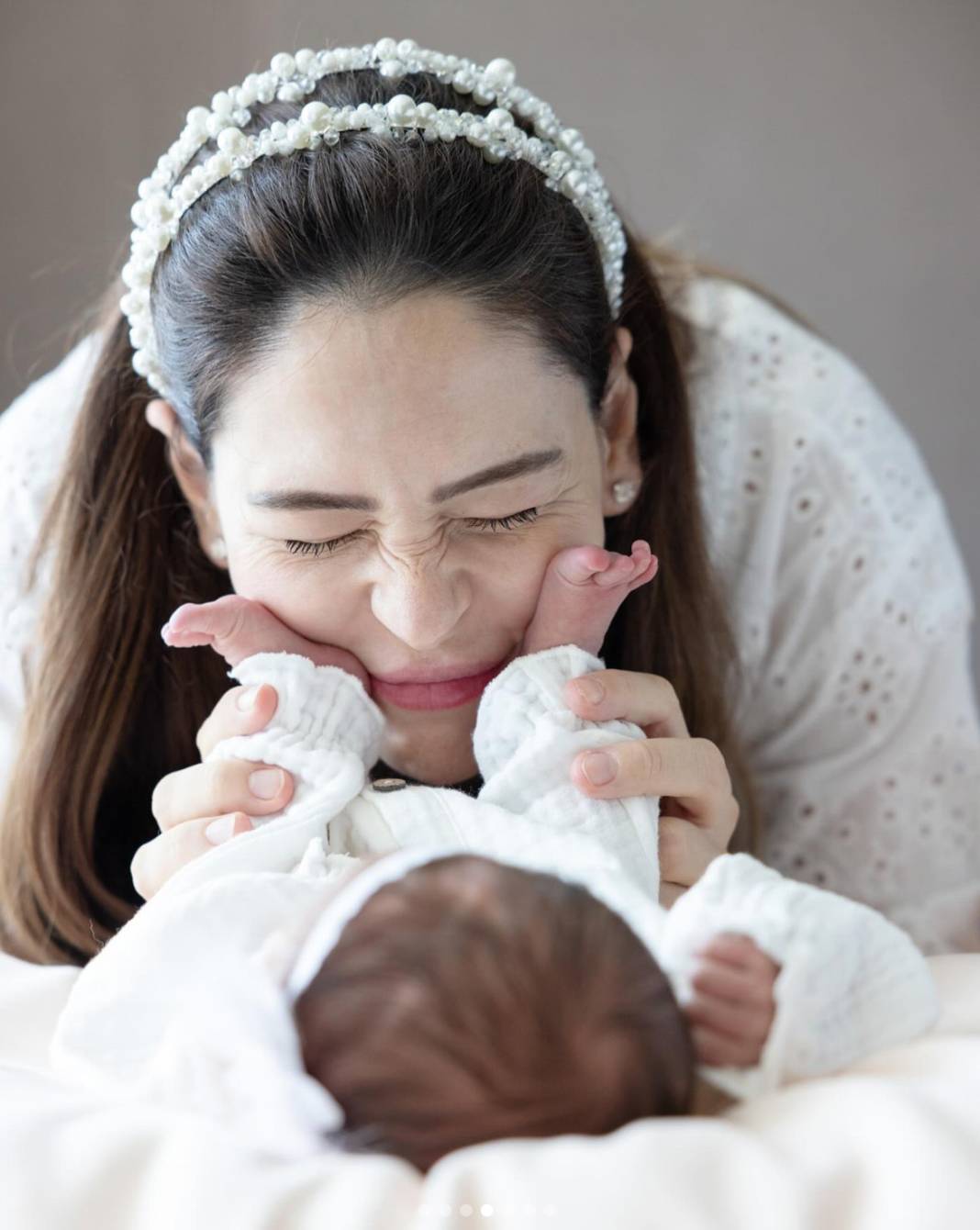 Berk Oktay ve Yıldız Çağrı Atiksoy, kızlarıyla ilk pozlarını paylaştı 6