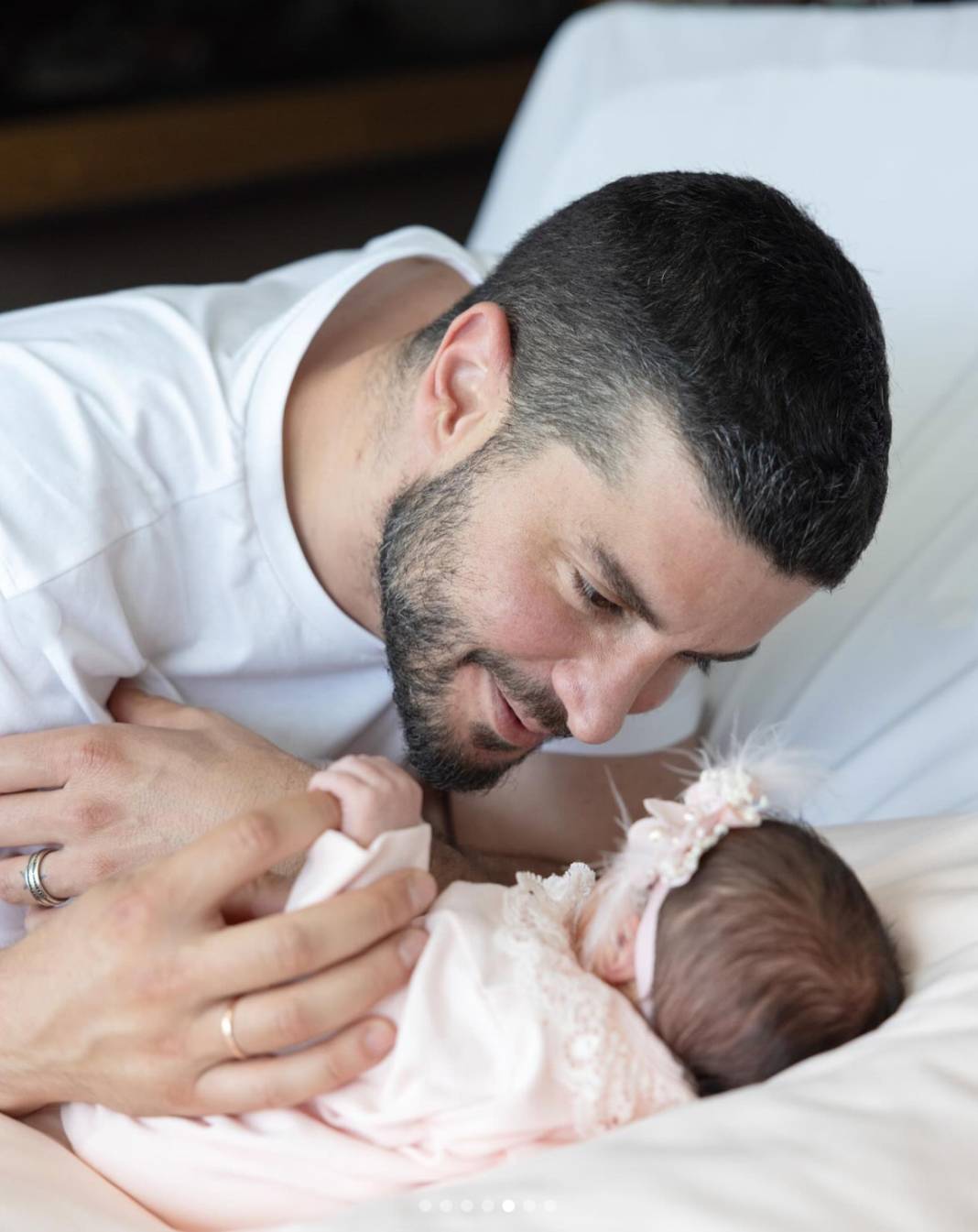 Berk Oktay ve Yıldız Çağrı Atiksoy, kızlarıyla ilk pozlarını paylaştı 7