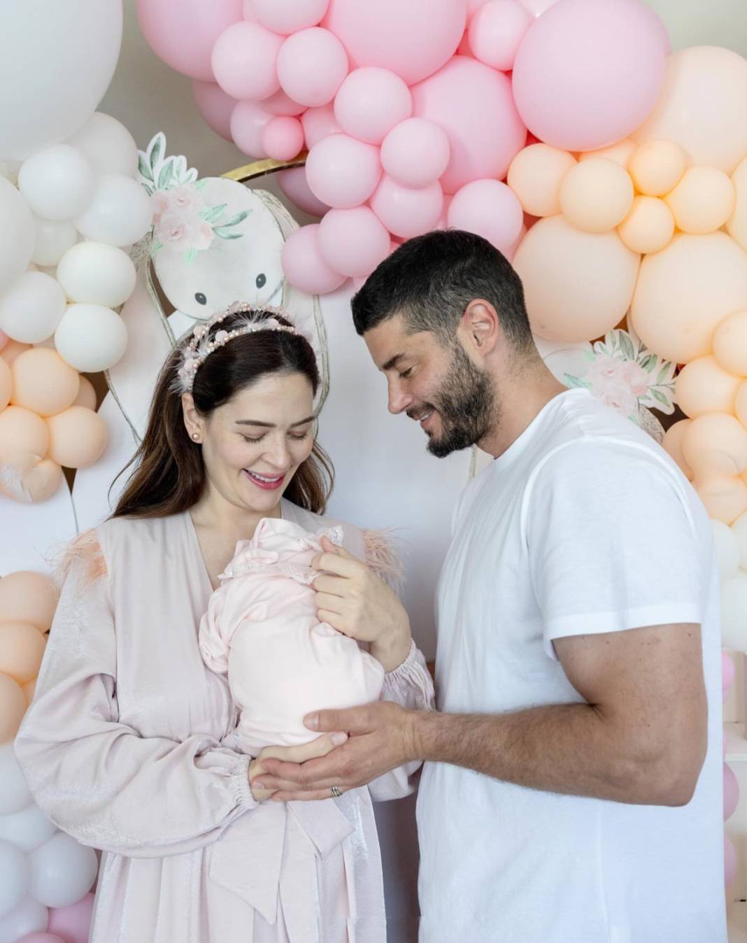 Berk Oktay ve Yıldız Çağrı Atiksoy, kızlarıyla ilk pozlarını paylaştı 3