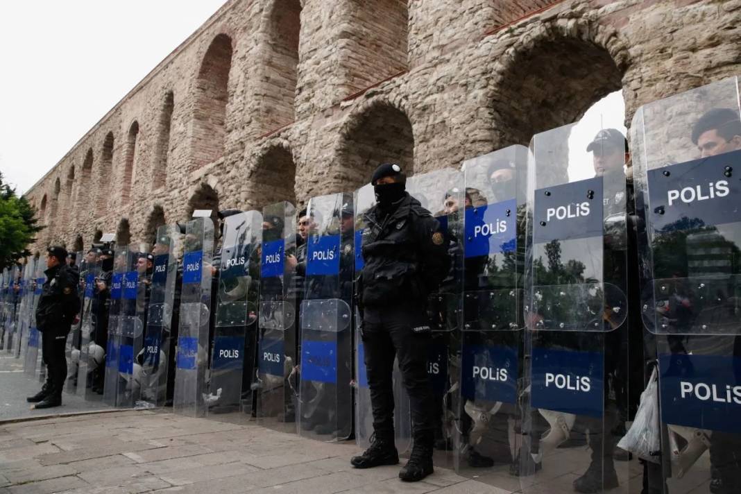 Saraçhane ve Taksim'den 1 Mayıs görüntüleri; barikat, toma, polis 1