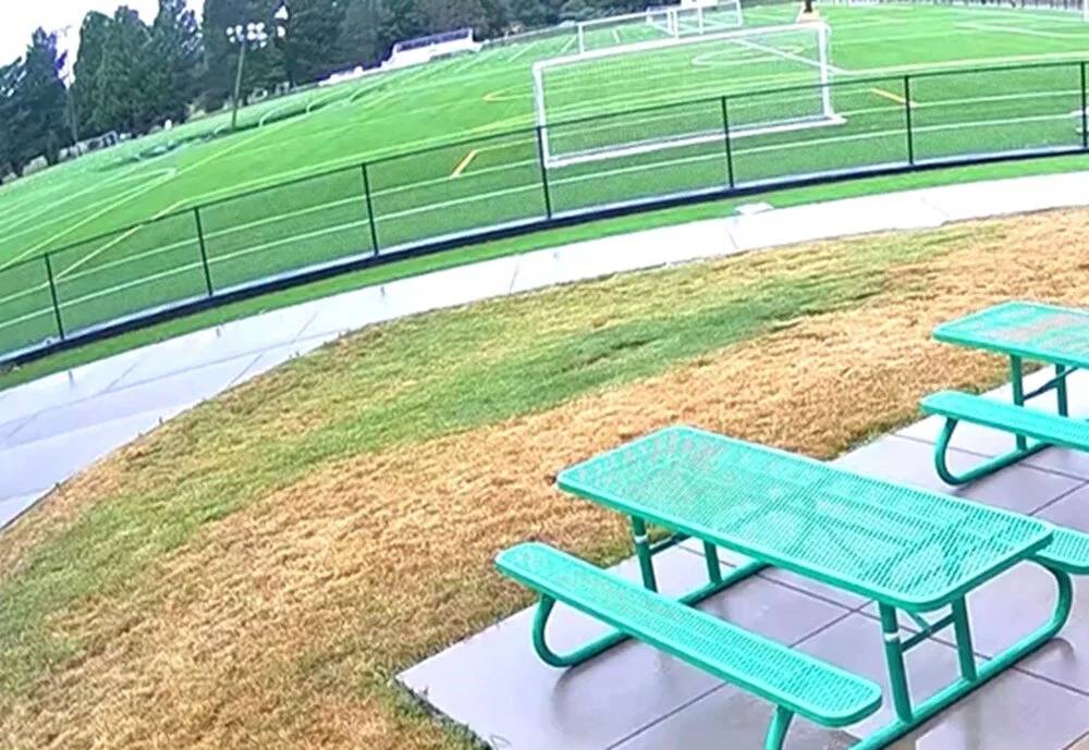 ABD'de futbol sahasında dev obruk oluştu: O anlar kameraya yansıdı 6