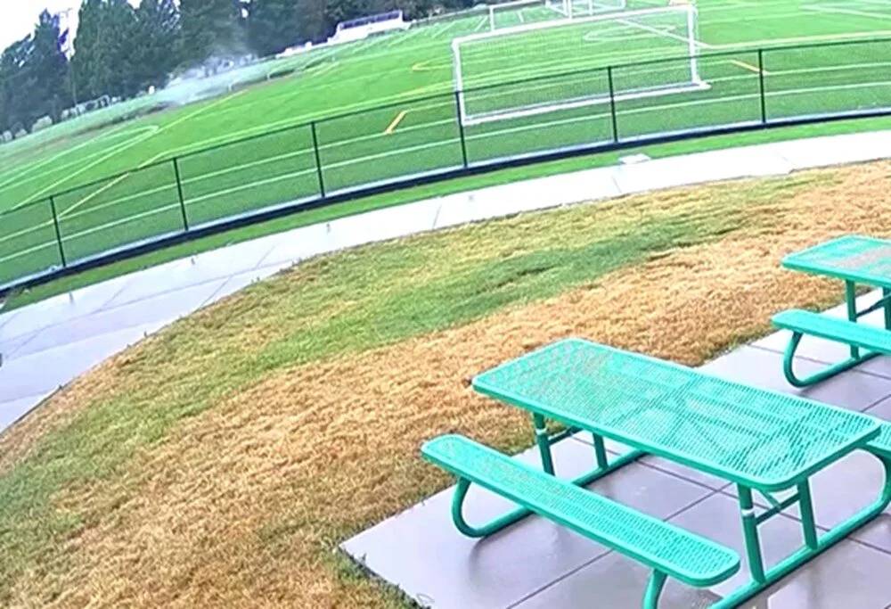 ABD'de futbol sahasında dev obruk oluştu: O anlar kameraya yansıdı 7