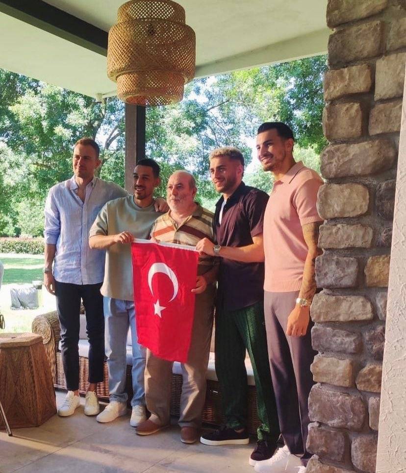 Milli Futbolcular, "As Bayrakları As" görseliyle tanınan vatandaşla buluştu 4