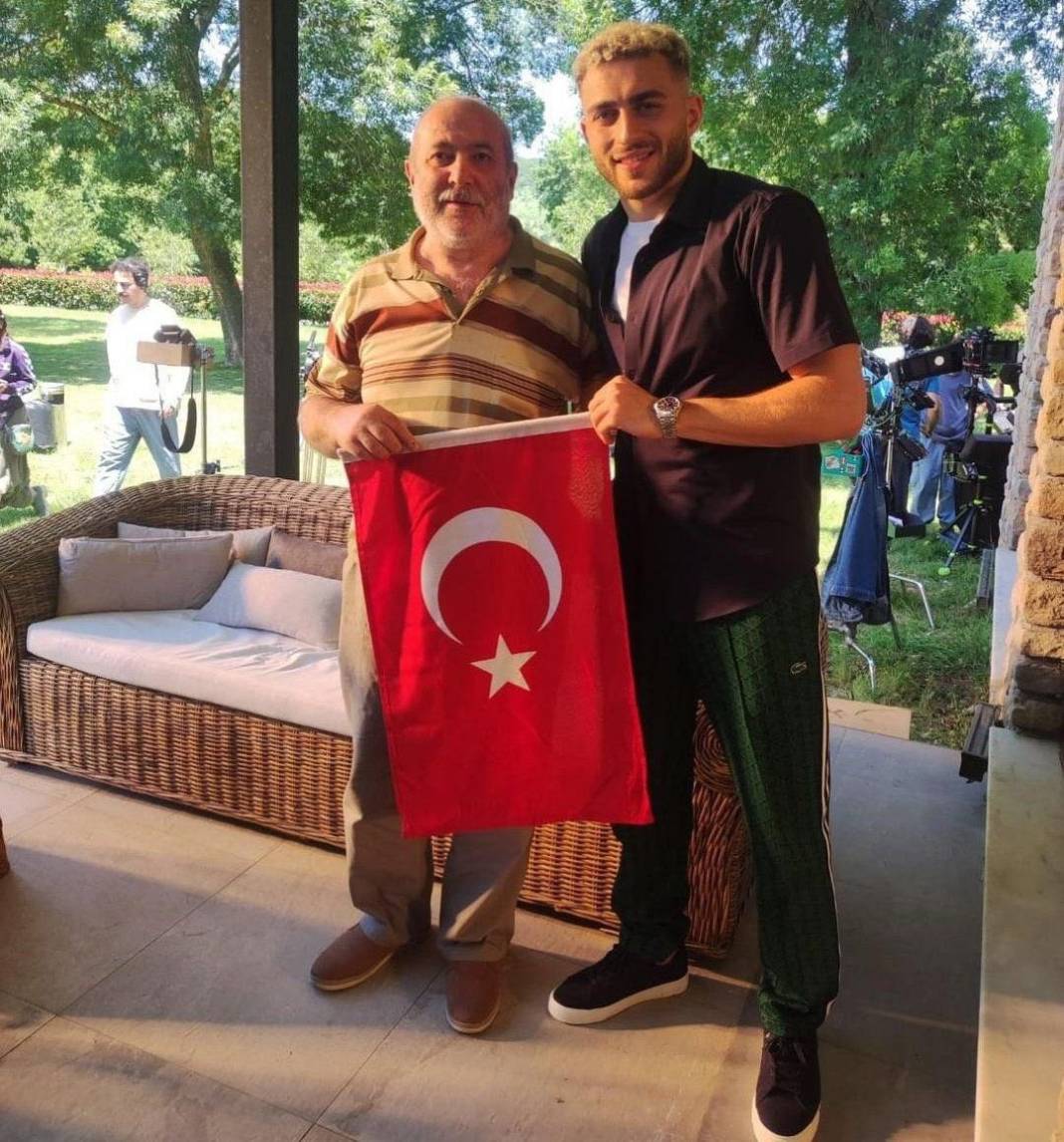 Milli Futbolcular, "As Bayrakları As" görseliyle tanınan vatandaşla buluştu 5