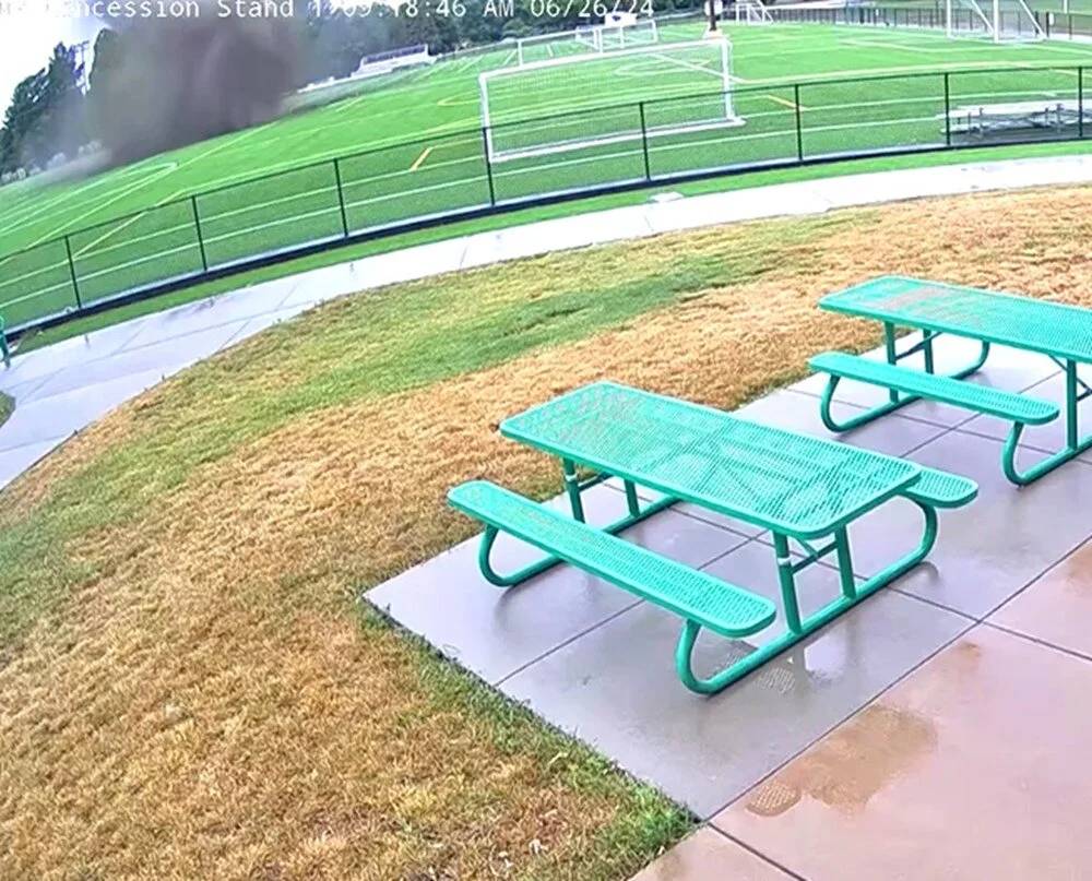 ABD'de futbol sahasında dev obruk oluştu: O anlar kameraya yansıdı 2