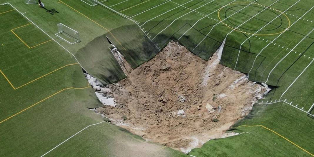 ABD'de futbol sahasında dev obruk oluştu: O anlar kameraya yansıdı 1