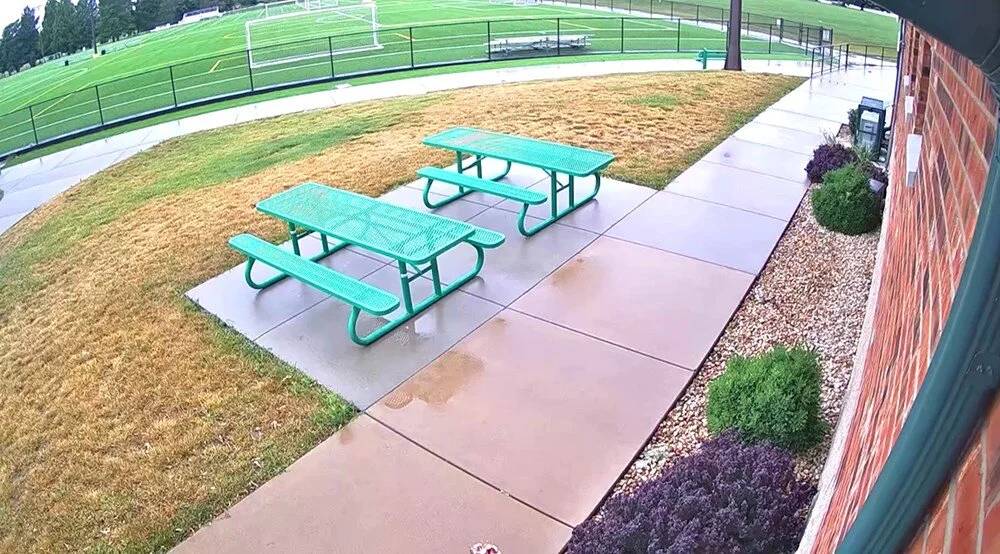 ABD'de futbol sahasında dev obruk oluştu: O anlar kameraya yansıdı 4