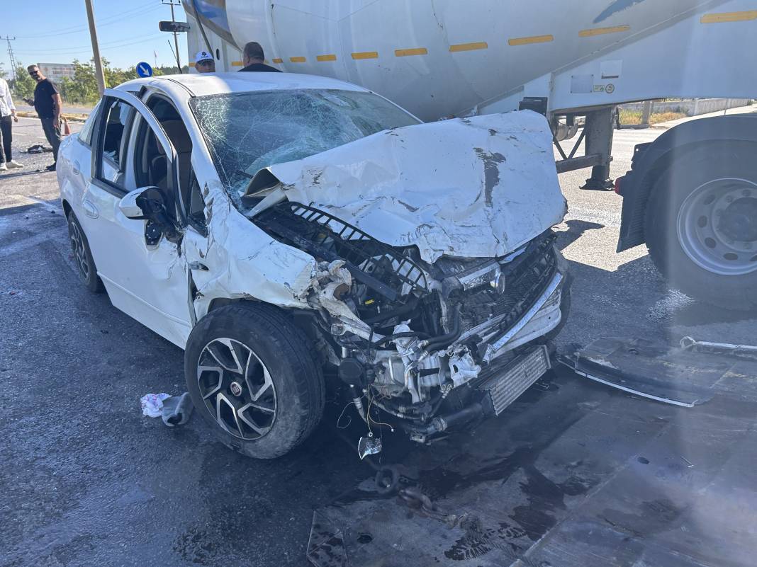 Sivas'ta korkunç trafik kazası: Yakıt yüklü tanker ile otomobil çarpıştı 3