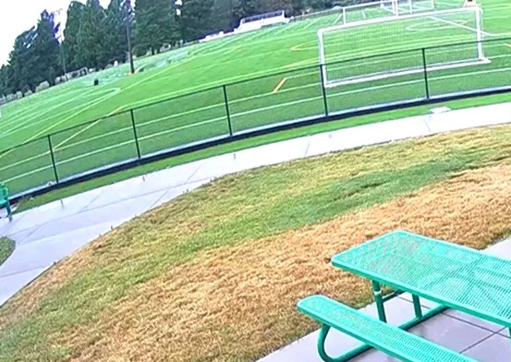 ABD'de futbol sahasında dev obruk oluştu: O anlar kameraya yansıdı 5