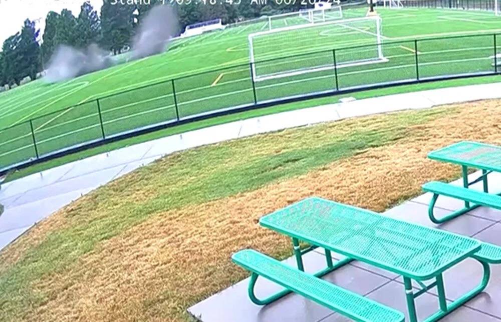 ABD'de futbol sahasında dev obruk oluştu: O anlar kameraya yansıdı 3