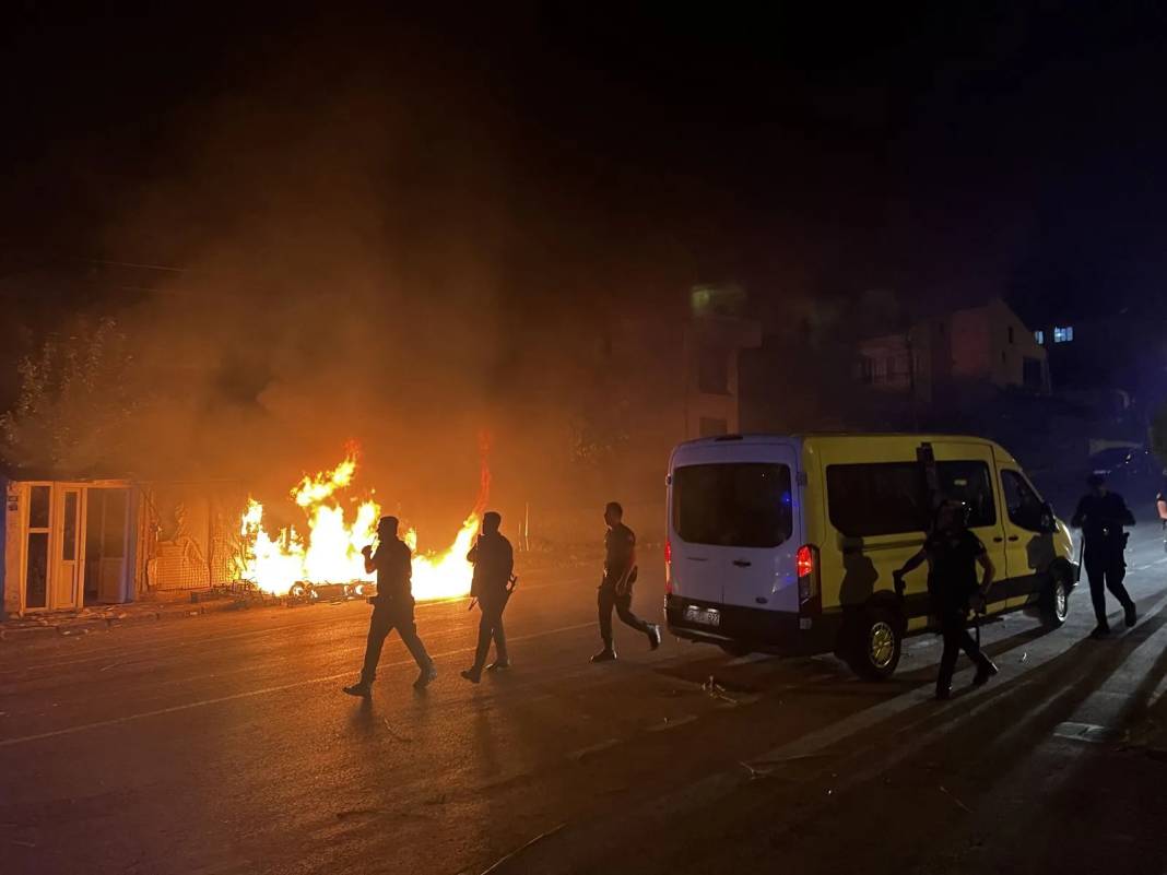 Kayseri'de dün yaşananların hasarı sabah ortaya çıktı: Kentten bazı dükkanlar... 1