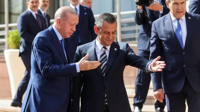 Vatandaşların %92,5’i Erdoğan-Özel görüşmesinin siyasette yumuşamaya sebep olmayacağını düşünüyor 15