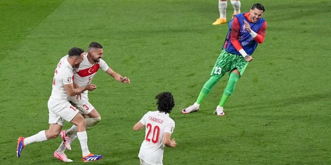 Merih Demiral’ın 'bozkurt selamına' tepkiler geldi: İşte o paylaşımlar... 1