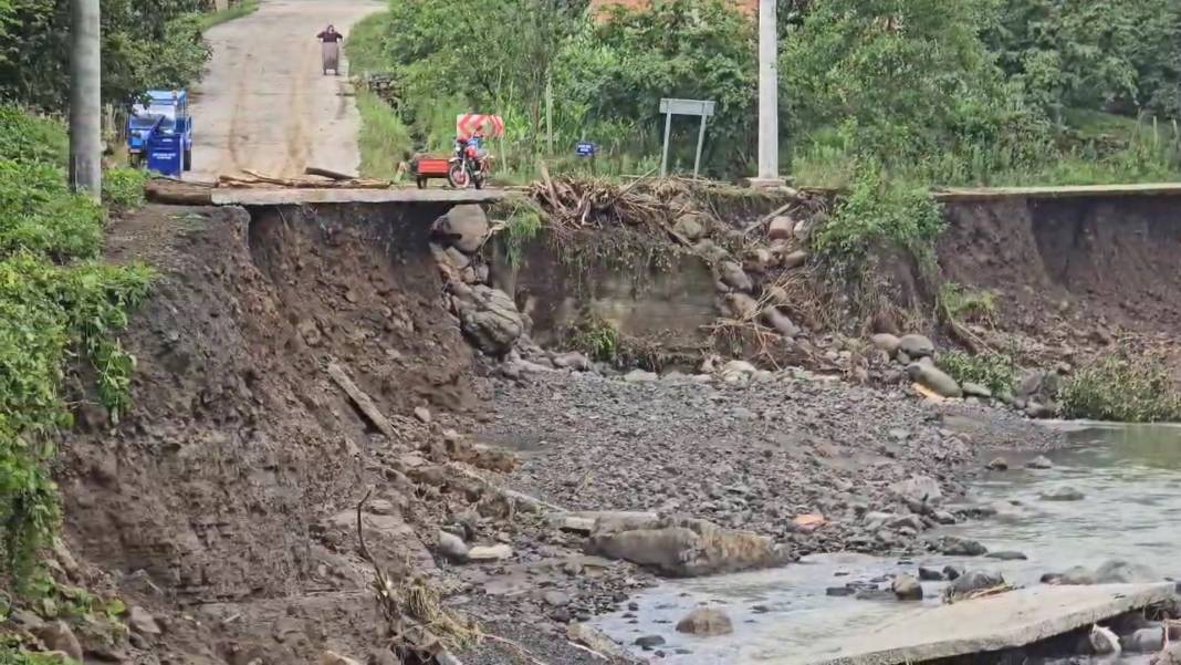 Samsun'da sağanak yağış nedeniyle yol çöktü 2