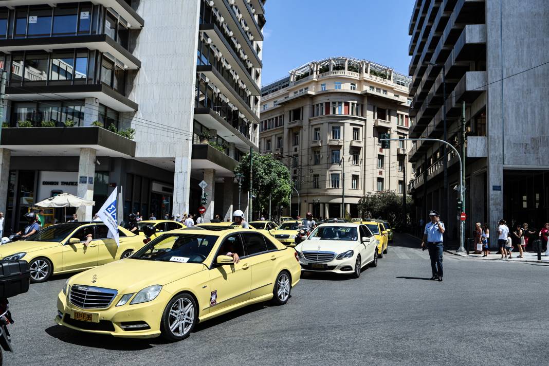 Atina'da taksiciler greve gitti: Yeni yasa tasarısını protesto ediyorlar 1