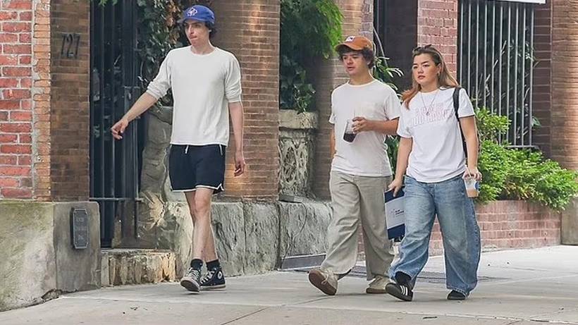 Stranger Things yıldızları el ele ev baktı 8