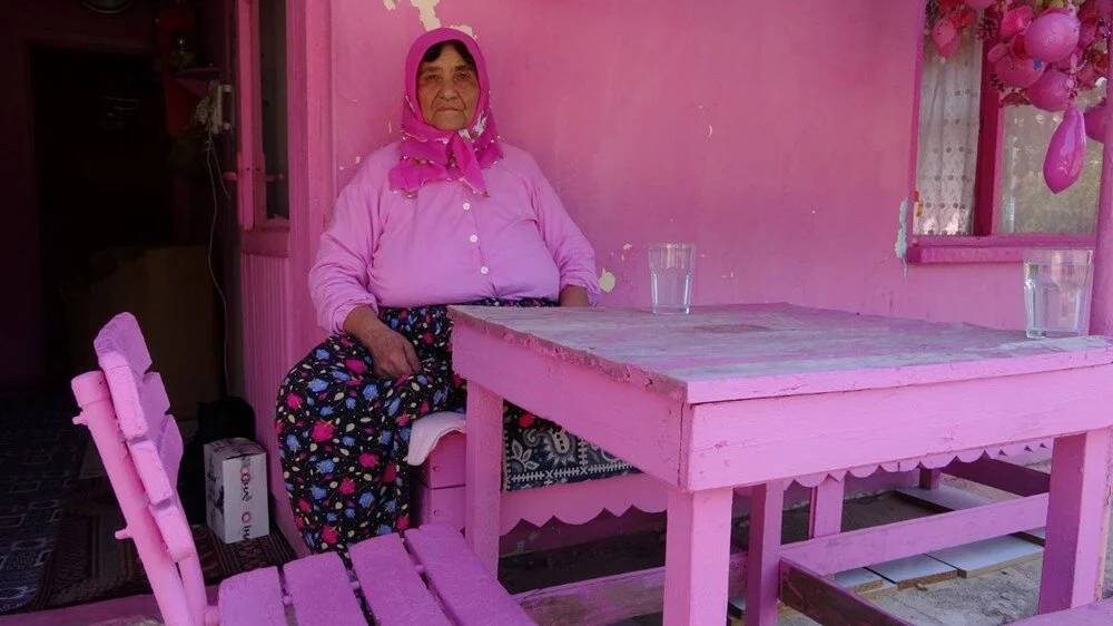 75 yaşındaki "Barbie Teyze"nin pembe hayatı: Elimden gelse çocuklarımı pembeye boyayacağım 3