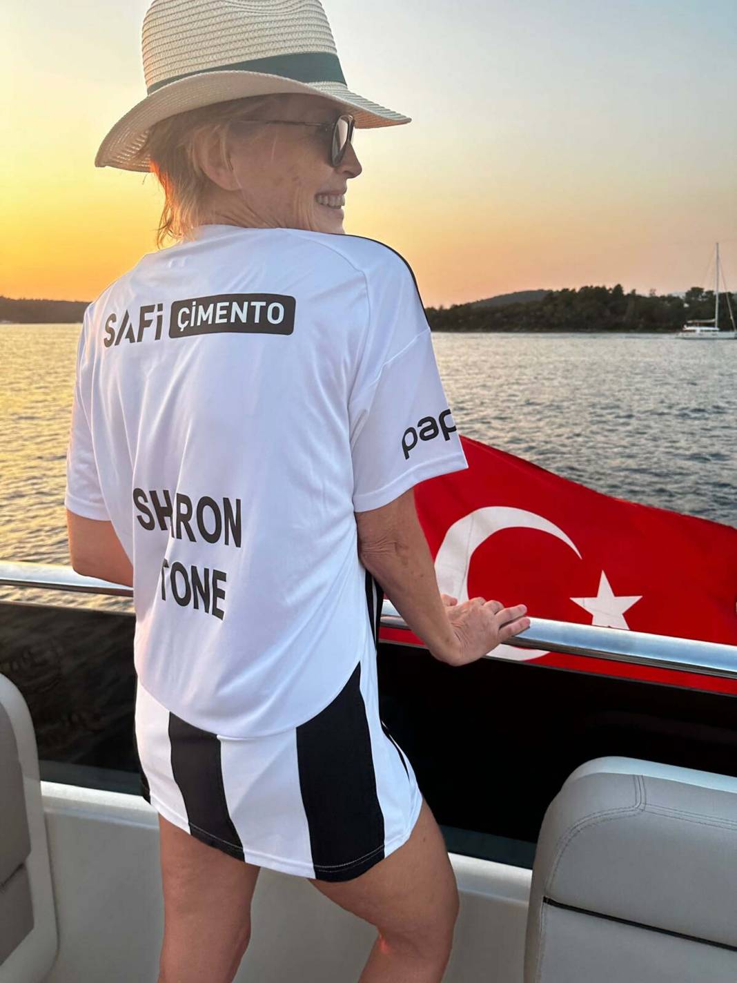 Sharon Stone'a, Bodrum'da Beşiktaş forması hediye edildi 1