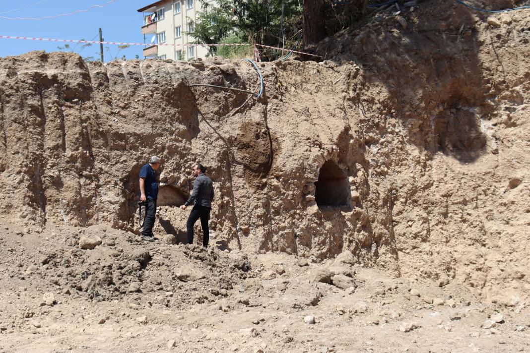 Amasya’da temel kazısında Roma dönemine ait 3 eski mezar bulundu 1