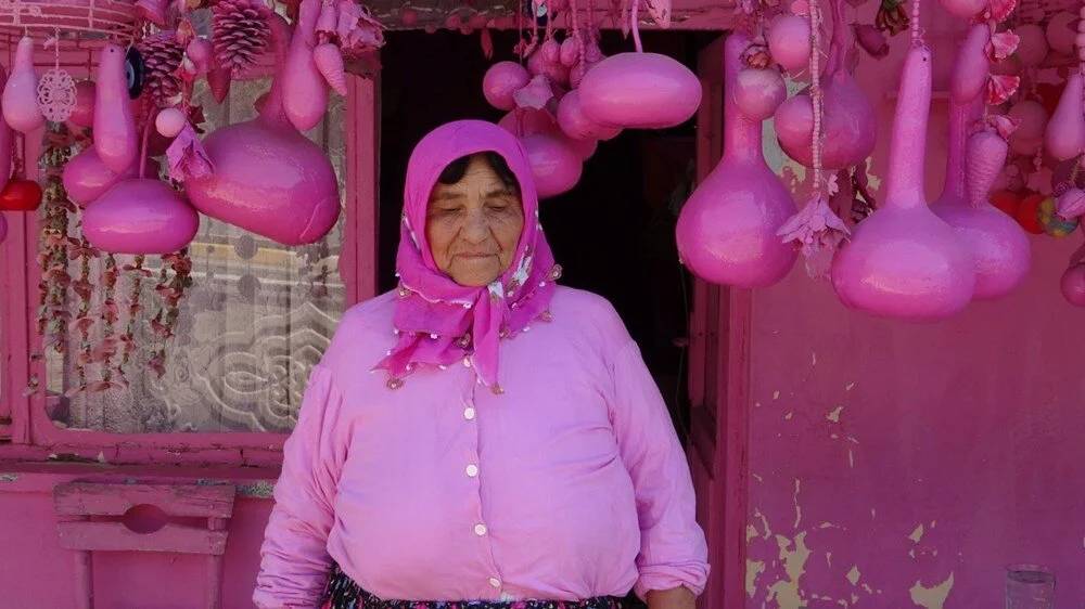 75 yaşındaki "Barbie Teyze"nin pembe hayatı: Elimden gelse çocuklarımı pembeye boyayacağım 1