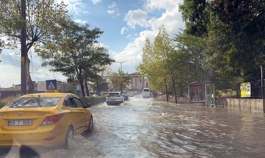 Tekirdağ'da sağanak; yollar göle döndü 1