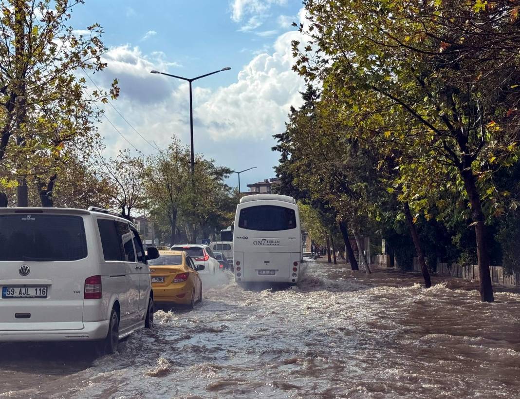 Tekirdağ'da sağanak; yollar göle döndü 4