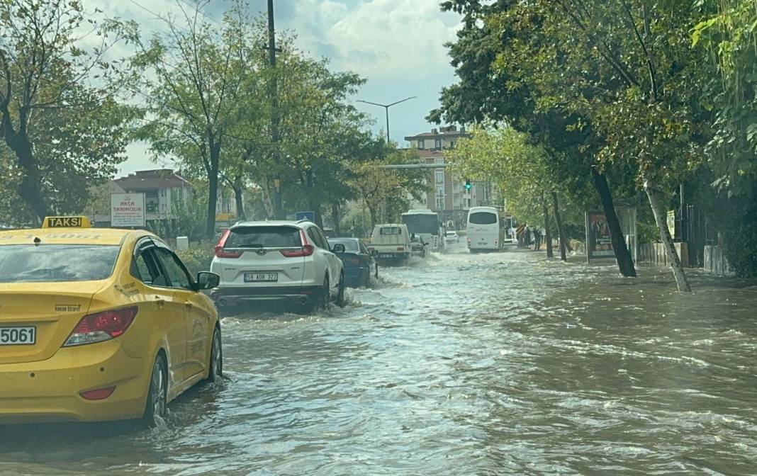 Tekirdağ'da sağanak; yollar göle döndü 6