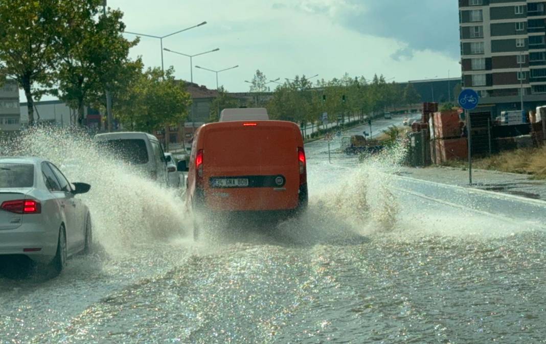 Tekirdağ'da sağanak; yollar göle döndü 7