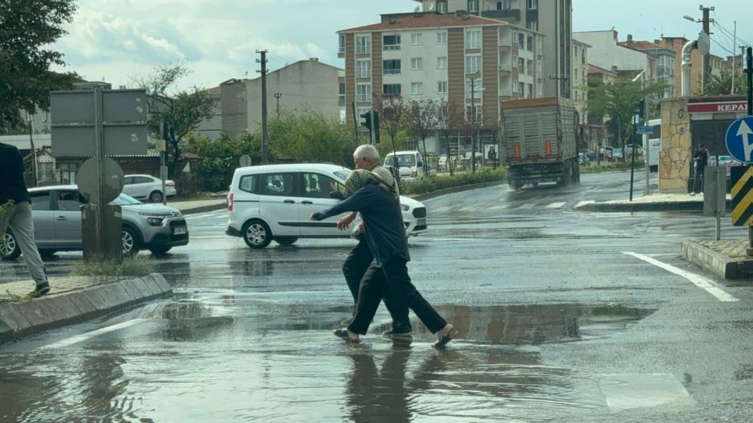 Tekirdağ'da sağanak; yollar göle döndü 8