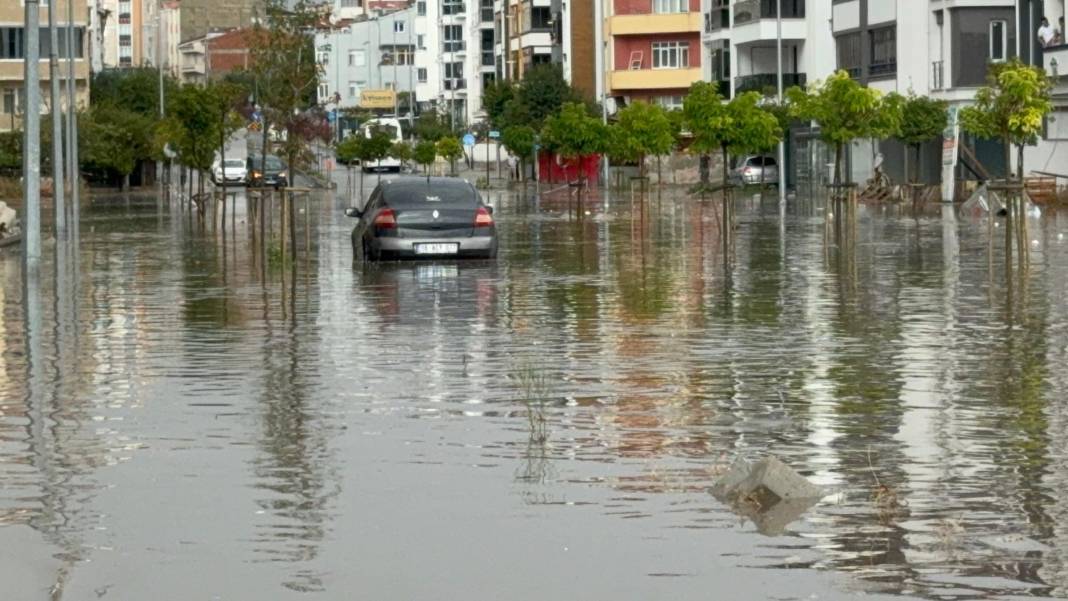 Tekirdağ'da sağanak; yollar göle döndü 2