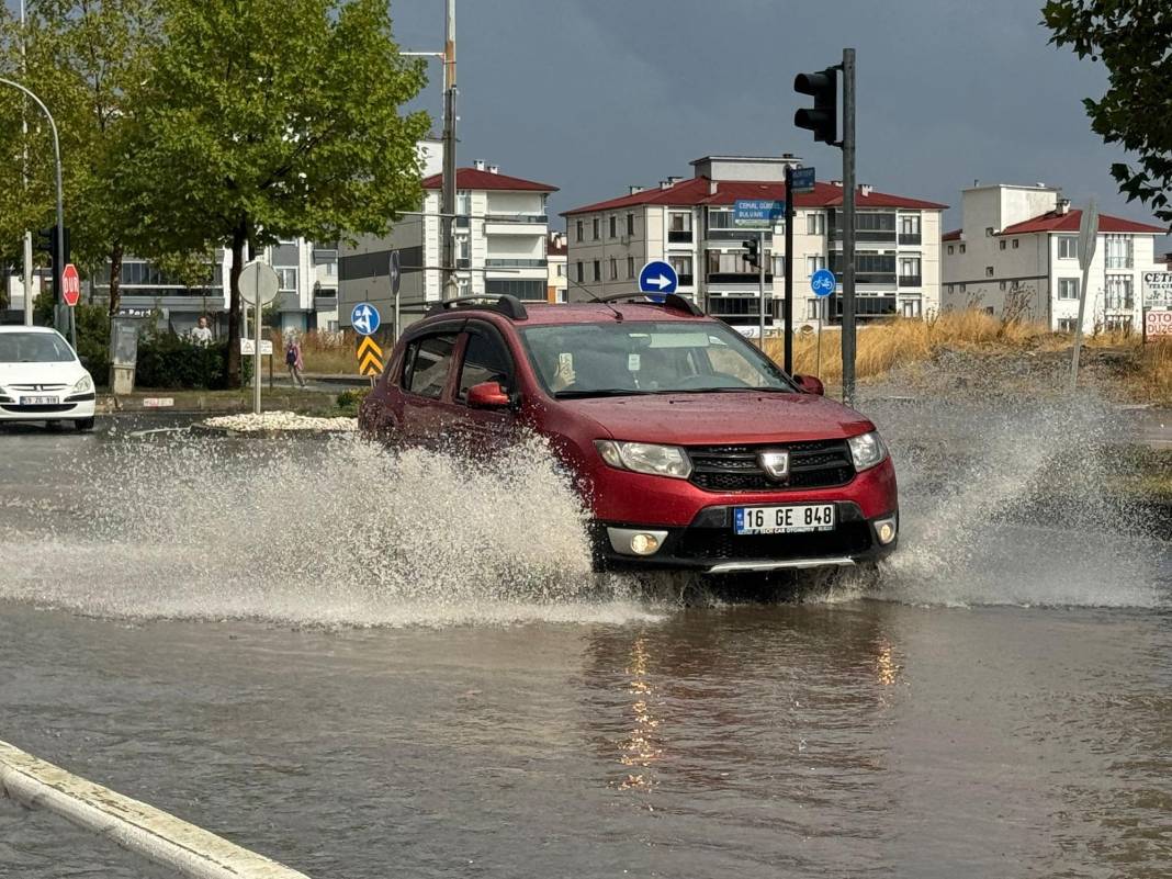 Tekirdağ'da sağanak; yollar göle döndü 5