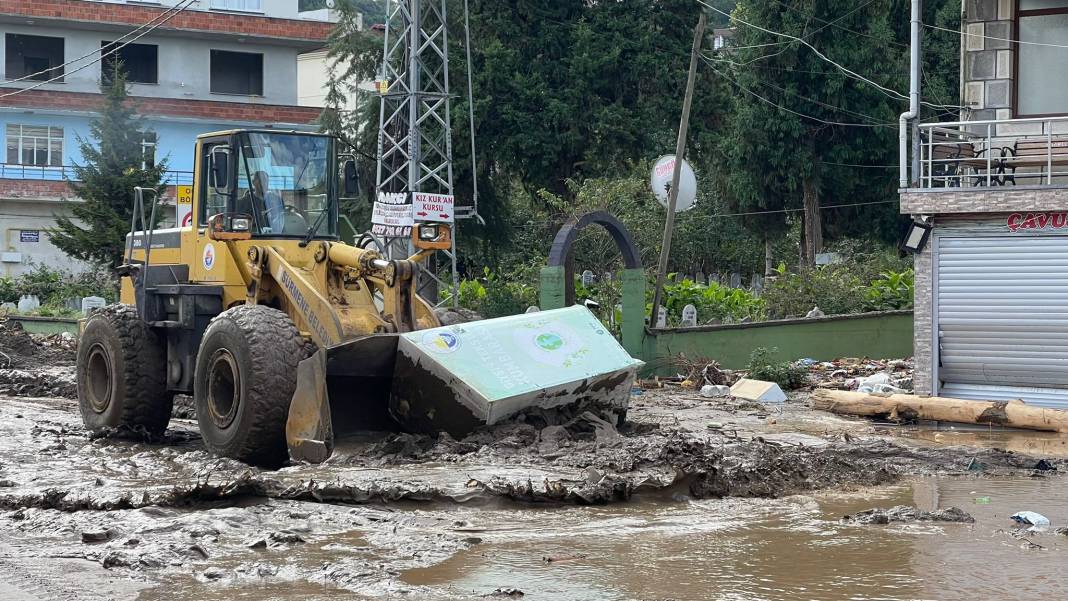 Trabzon’da şiddetli yağışlar sel ve heyelanlara yol açtı 9