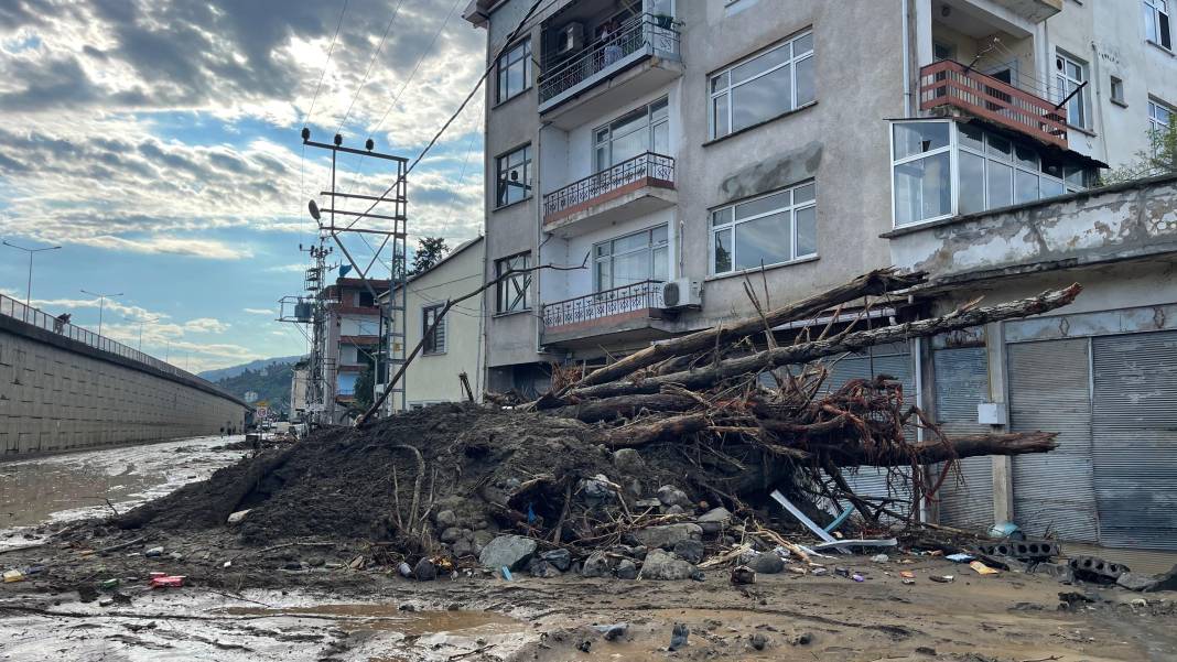 Trabzon’da şiddetli yağışlar sel ve heyelanlara yol açtı 7