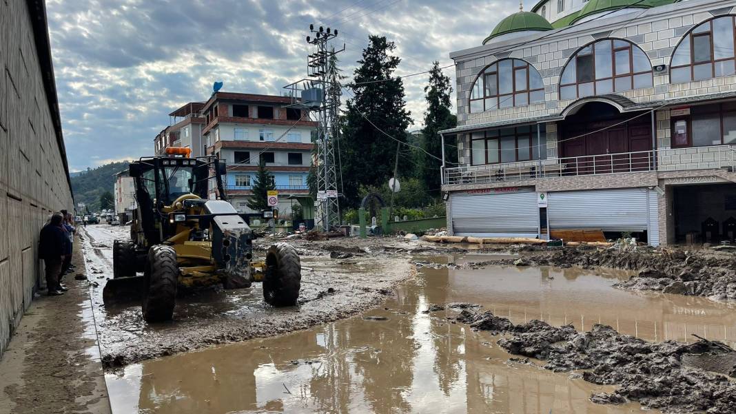 Trabzon’da şiddetli yağışlar sel ve heyelanlara yol açtı 10