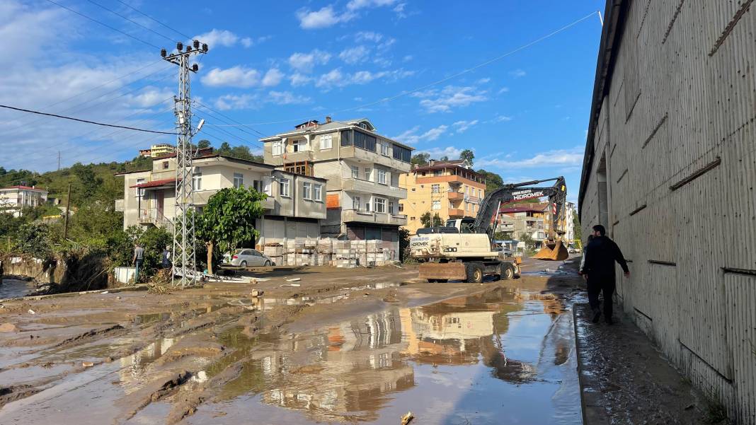 Trabzon’da şiddetli yağışlar sel ve heyelanlara yol açtı 4