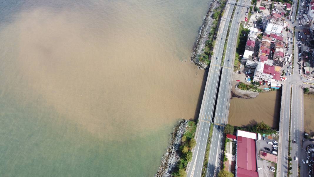 Trabzon'da sağanak yağış yaşamı olumsuz etkiledi: Karadeniz renk değiştirdi 1