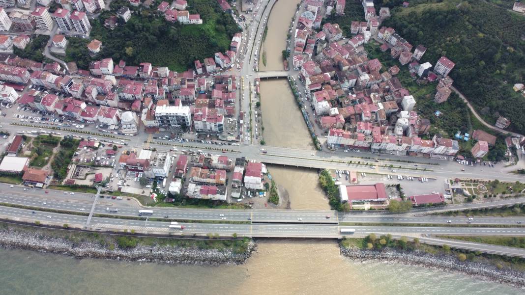 Trabzon'da sağanak yağış yaşamı olumsuz etkiledi: Karadeniz renk değiştirdi 6