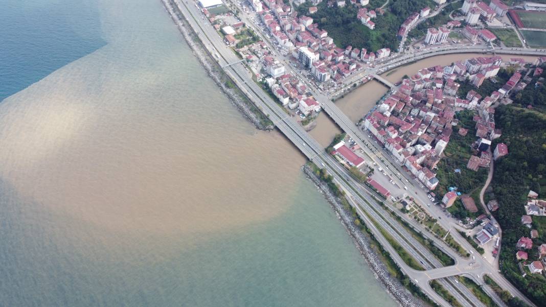 Trabzon'da sağanak yağış yaşamı olumsuz etkiledi: Karadeniz renk değiştirdi 4