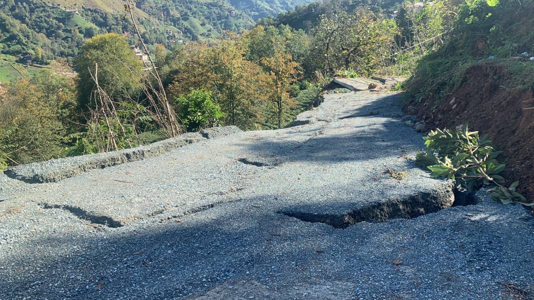 Sağanak yağışlar Rize'de heyelanlara neden oldu, çamurlu su nedeniyle denizin rengi değişti 4