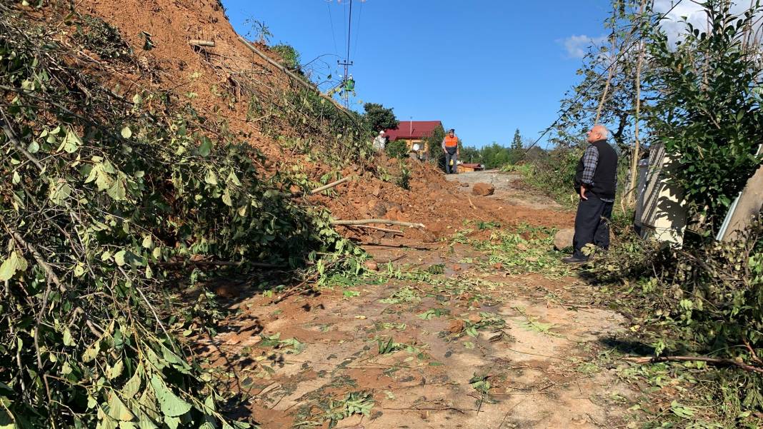 Sağanak yağışlar Rize'de heyelanlara neden oldu, çamurlu su nedeniyle denizin rengi değişti 3