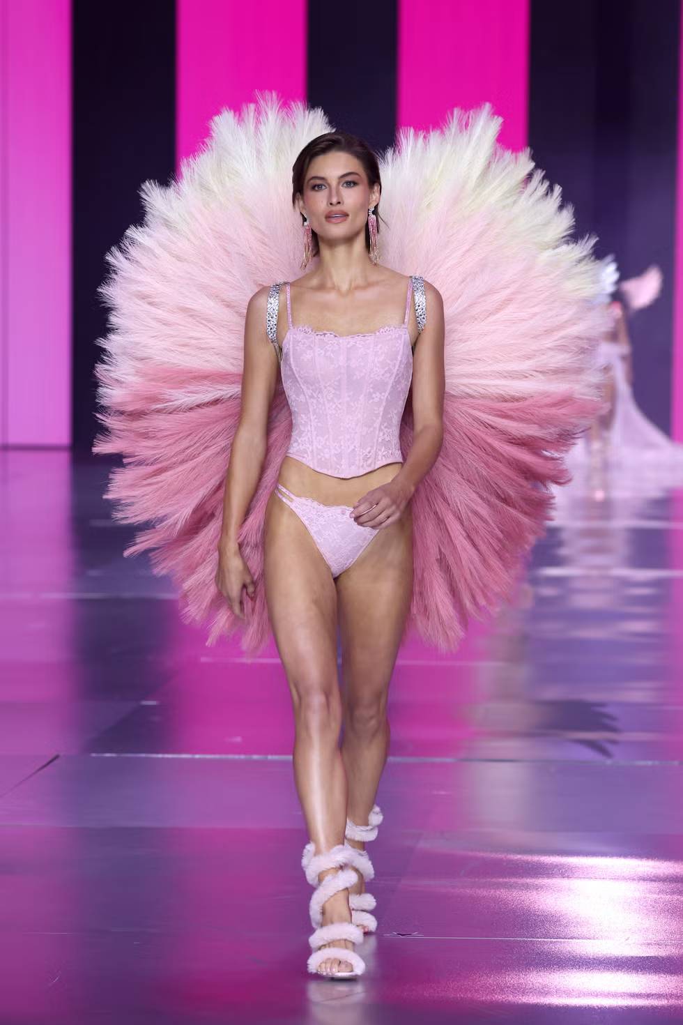 Victoria’s Secret defilesi 6 yıl aradan sonra geri döndü: Melekler podyumda! 23